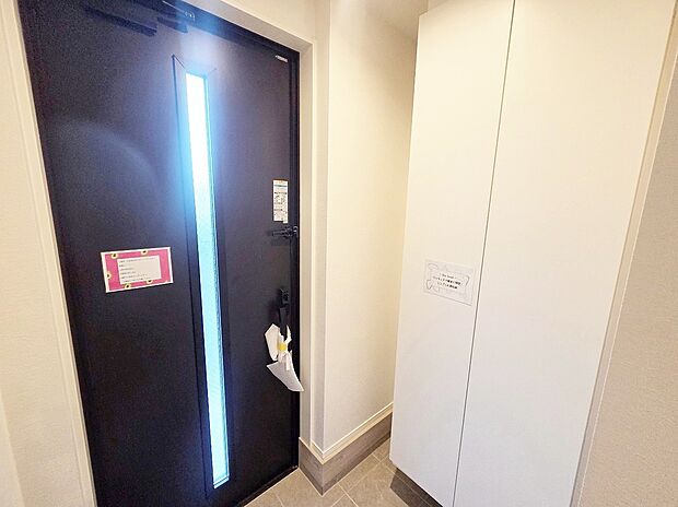 【玄関】≪Entrance≫
ご家族が増えると靴の数も増えますね。扉を閉めてしまえば玄関もすっきりとした印象に。年末年始などの来客が増える時期にも嬉しい玄関収納です。