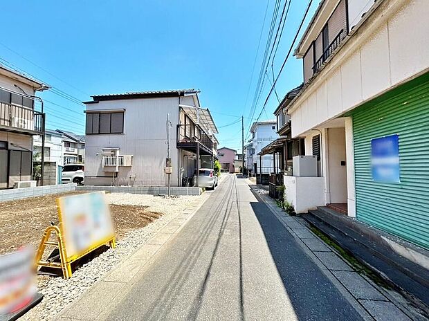【前面道路含む現地写真】現地（2026年7月）撮影　落ち着いた街並みに佇む、心地よい住まいです。