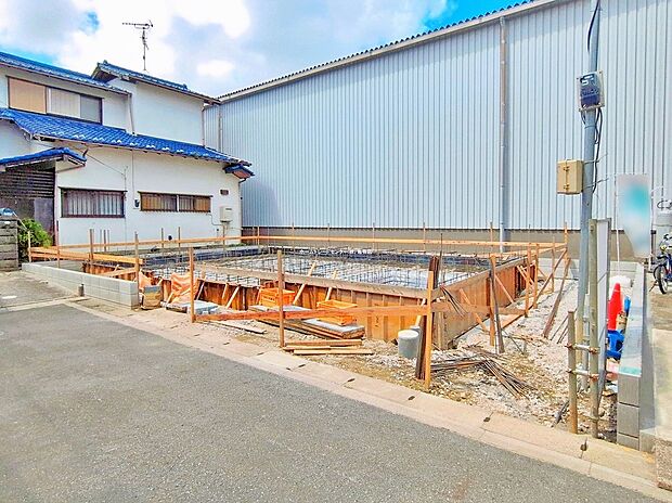 【前面道路含む現地写真】≪見学予約可能！≫
カースペース並列2台駐車可能！1台は雨風から大切なお車を守るビルトインガレージ♪前面道路は交通量も少なく、お車の駐車も安心です♪