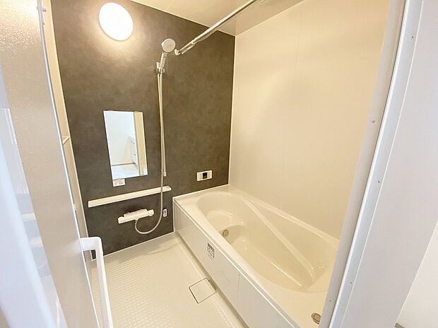 【浴室】≪Bathroom≫
スイッチひとつでバスタイムの準備ができるオートバスが便利♪雨の日や夜間の洗濯に便利な「浴室乾燥機」も標準装備です!