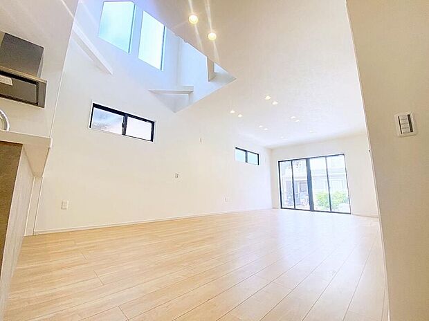 【リビング】吹き抜け採用で開放感が生まれるとともに、部屋全体が広く見え「余白」が生まれるのでオシャレな空間になります♪