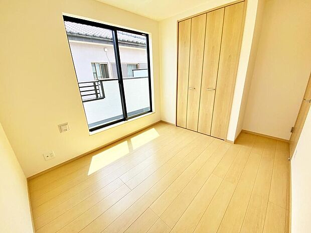 【リビング以外の居室】木目調の温かみのあるフローリングですので、壁紙ともマッチします!全居室に収納を完備しておりますので、いつでもお部屋をすっきりとお使い頂けます♪
