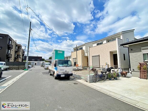 【前面道路含む現地写真】足場が組まれた建築中の外観写真です。南側6m公道に面し、駐車2台分のスペースを確保。完成予定：2026年9月。