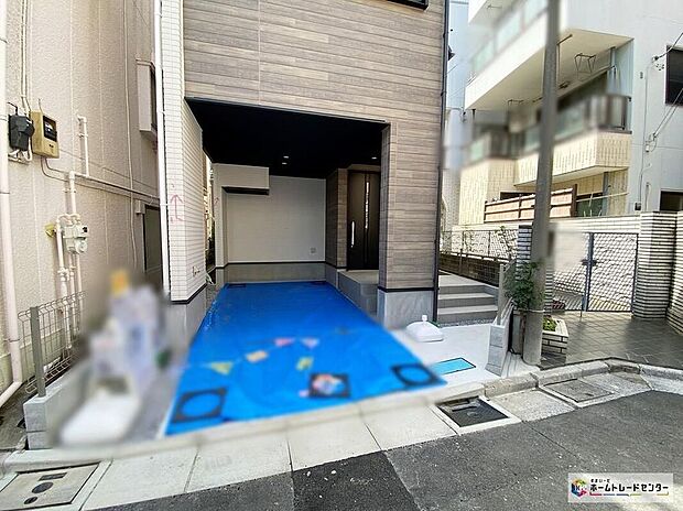 【≪Car space≫】強烈な日差しや、雨風、ホコリなどから大切な車を守るビルトインガレージ。また悪天候の時など、身体を濡らすことなく乗降できる点も魅力的です。