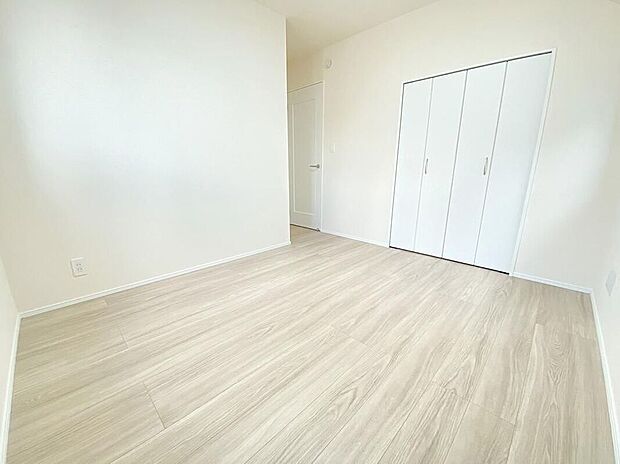 【≪Room≫】充分な広さの収納を備え、採光良好な洋室は、快適空間。プライベートの時間もゆったりお寛ぎ頂けそうです。