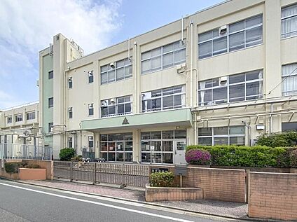 江戸川区立春江中学校 550m(徒歩7分)