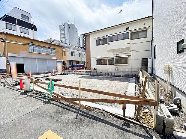 【現地外観写真】小学校徒歩3分、保育園徒歩4分、中学校も徒歩4分でお子様の通園通学に安心!また買い物環境も徒歩10圏内にまとまった利便性の良いエリアです。現地(2026年9月)撮影