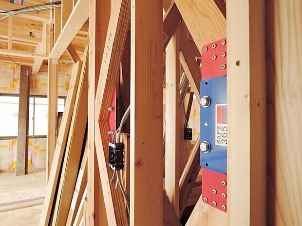 【共同開発により完成した制震装置『SAFE365』 構造・工法】住宅の持っている、もともとの耐震性能を維持していくために重要な役割を果たす制振装置『SAFE365』。高層ビルの制震装置にも使われている粘弾性素材を活用したもので、優れた地震エネルギーの吸収を実現します。