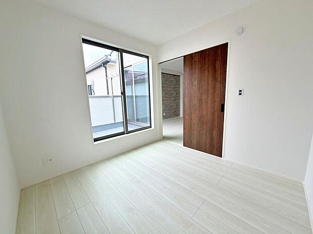 【リビング以外の居室】採光良好な明るい室内。木の温もりがやさしいフローリングは安らぎをもたらすプライベート空間。収納も完備しているので、お部屋は美しい空間を保てますね!