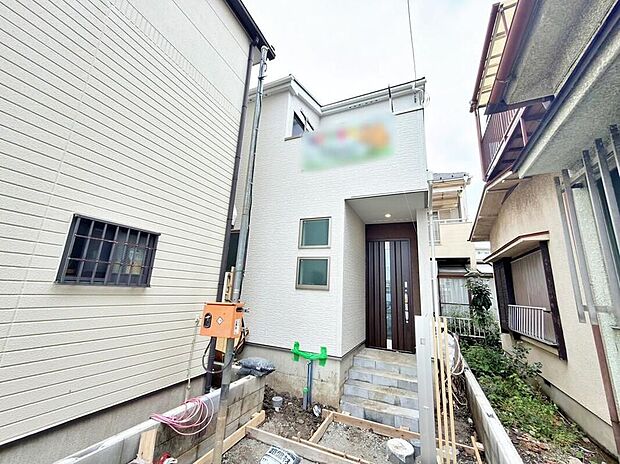 【現地外観写真】現地(2026年9月)撮影
カースペースも2台分ございますので、通勤で車をお使いの方にもオススメ◎
道路幅も広いので、お車の駐車も安心です♪