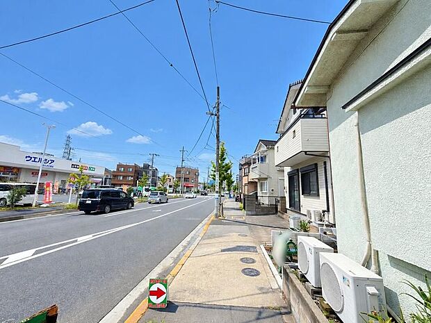 【前面道路含む現地写真】≪内覧以外にも資金計画やライフプランに寄り添ったご提案をいたします♪≫前面道路は南側なので、陽当たり・風通し共に良好です!道幅も16mあるのでお車の駐車も安心です♪