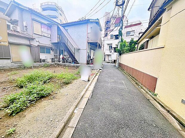 【 前面道路含む現地写真】現地(2026年9月)撮影
幅約4mのアスファルト道路に面した敷地(61.89m2)。木造3階建・ビルトインガレージ対応。尾久駅徒歩9分、小台駅徒歩7分。