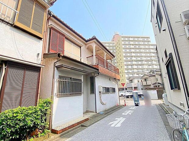 【前面道路含む現地写真】※解体前
現地（2026年9月）撮影
玄関スマートキーで施錠・解錠ラクラク♪
贅沢空間の屋上バルコニーには水栓・コンセント・ライト完備！