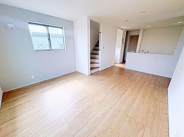 【≪Living room≫】一日の中で多くの時間を過すことになるリビングダイニングだからこそ、いつも穏やかな空間であることが必然。爽やかな通風と採光を存分に感じる事が出来る空間です。
