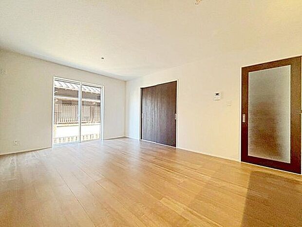 2号棟
明るい雰囲気が心地いい16帖のリビング♪
採光良好です!
家族団らんの時間も増えそうなくつろぎの場所になりそう♪