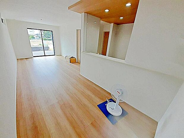 1号棟
明るい雰囲気が心地いい17帖のリビング♪
三面採光です♪
家族団らんの時間も増えそうなくつろぎの場所になりそう♪