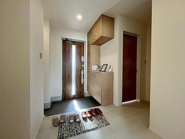 2号棟
明るくて清潔感溢れる玄関。
便利なシューズインクローク&下駄箱収納付きです♪
散らかりがちな玄関もすっきりと片付きます。