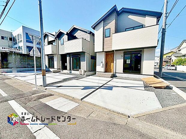 前面は、交通量の少ない東側約７．９ｍ　南側約８ｍの公道に接道しています。
交通量が少ないので、駐車も落ち着いて行える環境になっています。