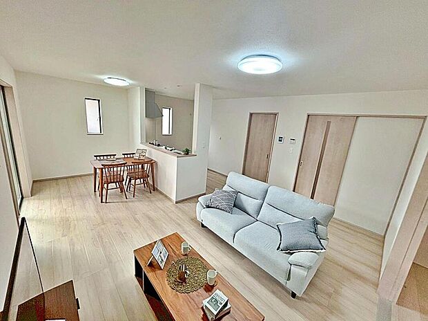 明るい雰囲気が心地いい約１６．２５帖のリビング♪　
採光良好です！　
家族団らんの時間も増えそうなくつろぎの場所になりそう♪