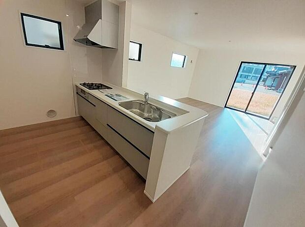 １号棟
収納力豊富なシステムキッチン。
大型スライド収納付きで、すっきり片付けやすいキッチンです。
床下収納もついています♪