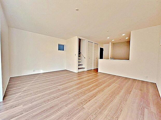 2号棟
広々とした17.63帖の明るいリビング♪
三面採光を施しました♪
対面式キッチンは、家事をしながら家族の様子が一目でわかる安心&便利設備♪