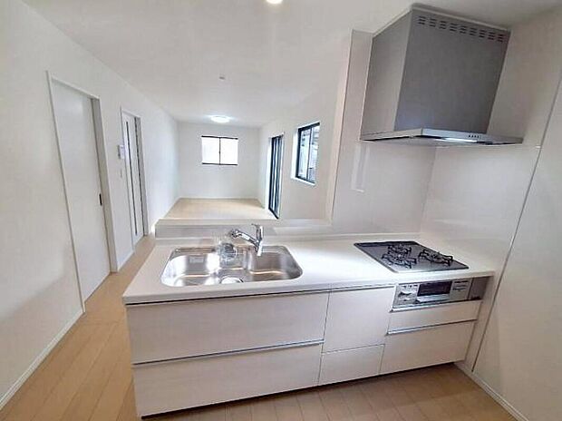 B号棟
収納力豊富なシステムキッチン。
大型スライド収納付きで、すっきり片付けやすいキッチンです。
床下収納もついています♪