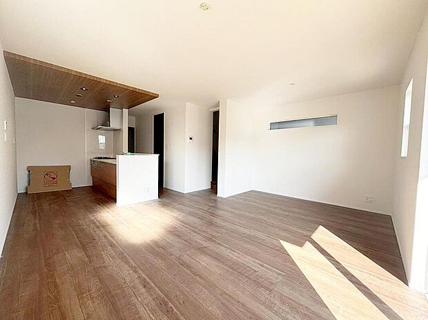 1号棟
陽光ふりそそぐ明るいリビング。
三面採光なので、晴れの日はいつも明るくなります。
対面式キッチンは、家事をしながら家族の様子が一目でわかる安心&便利設備♪