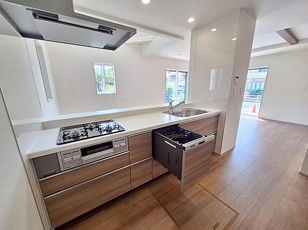 施工例
収納力豊富なシステムキッチン。
毎日の洗い物がラクになる便利な食洗機付きです♪
時間を短縮して、家事の時間も確保できます。　