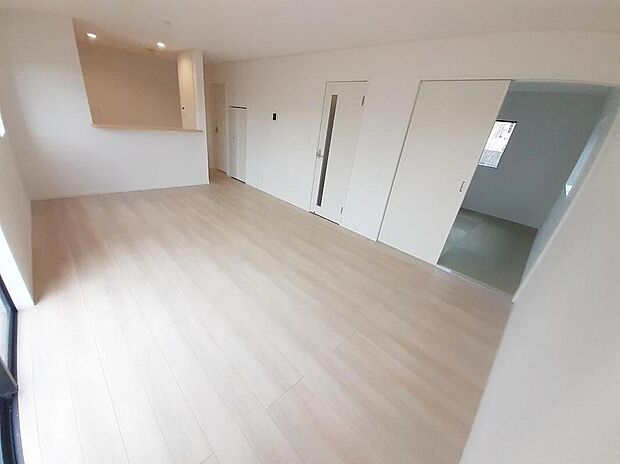 1号棟
陽光ふりそそぐ明るい18帖のリビング。
対面式キッチンは、家事をしながら家族の様子が一目でわかる安心&便利設備♪