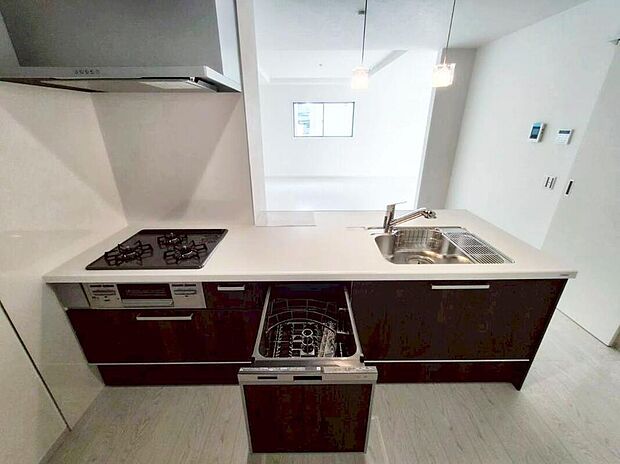 1号棟
収納力豊富なシステムキッチン。
毎日の洗い物がラクになる、便利な食洗機付きです♪
時間を短縮して、家事の時間も確保できます。