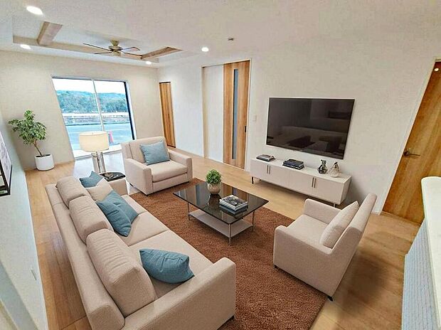 【１号棟】
折上天井仕様の明るい１９．８帖のリビング。
対面式キッチンは、家事をしながら家族の様子が一目でわかる安心＆便利設備♪
※家具をCGで加工しています。家具付き販売ではございません。