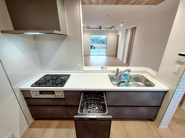 【１号棟】
対面式キッチンで家族の顔を見ながら楽しくお料理♪
食洗機付きで時間を有効活用できます♪