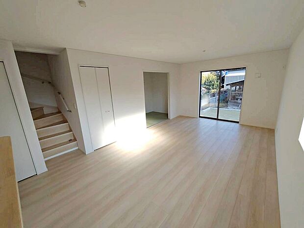 1号棟
明るい雰囲気が心地いい16帖の明るいリビング♪
対面式キッチンは、家事をしながら家族の様子が一目でわかる安心&便利設備♪
※家具をCGで加工しています。家具付き販売ではございません。