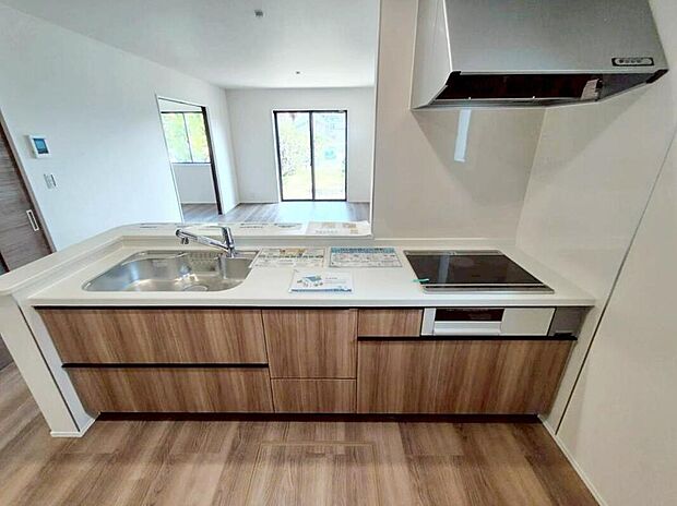 収納力豊富なシステムキッチン。
大型スライド収納付きで、すっきり片付けやすいキッチンです。
床下収納もついています♪