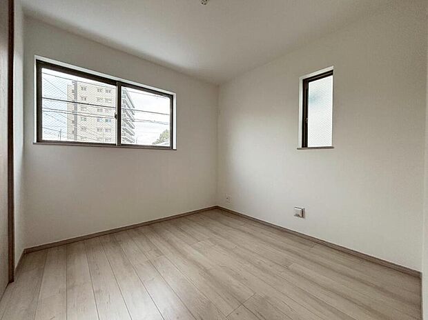 全居室に２面採光を施した為、晴れの日の日中はいつも明るい室内に。
窓を開放すれば気持ちの良い風が入り込んできます。