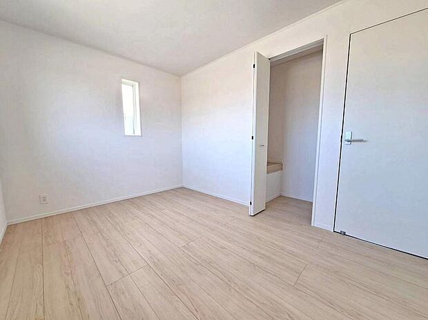 各居室に収納スペースを設けました！
お洋服をたくさんお持ちの方でもたっぷり収納できます。
お部屋を最大限広くご活用いただけます♪