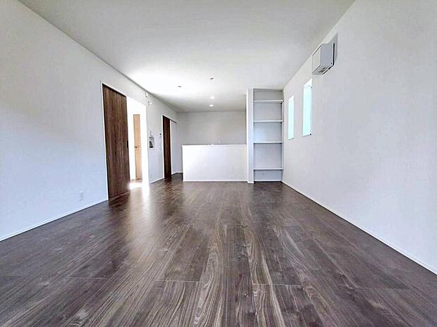 ２号棟
陽光ふりそそぐ明るい約１６帖のリビング。
対面式キッチンは、家事をしながら家族の様子が一目でわかる安心＆便利設備♪