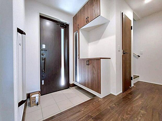 ２号棟
明るくて清潔感溢れる玄関。
便利な下駄箱収納付きです♪
散らかりがちな玄関もすっきりと片付きます。