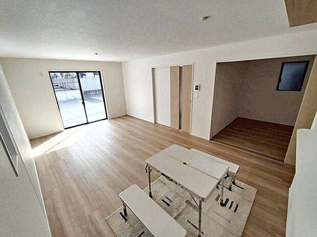 ２号棟
陽光ふりそそぐ明るい１８帖のリビング。
対面式キッチンは、家事をしながら家族の様子が一目でわかる安心＆便利設備♪