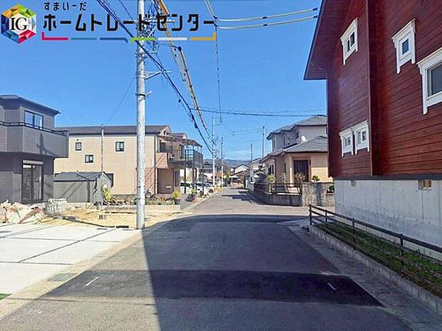 前面は、東側約５．９３ｍ・南側約４．５６ｍの道路に接道しています。
ゆとりがあり、駐車もスムーズに行うことができます♪