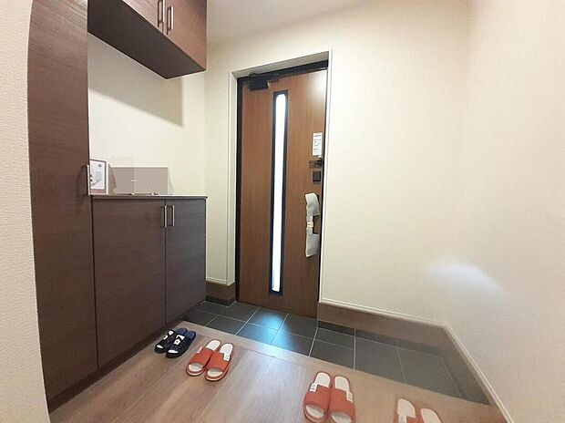 １号棟
明るくて清潔感溢れる玄関。
沢山靴が入る、便利な下駄箱収納付きです♪
廊下にも収納スペースがございます♪
シューズインクローゼット付き♪
散らかりがちな玄関もすっきりと片付きます。