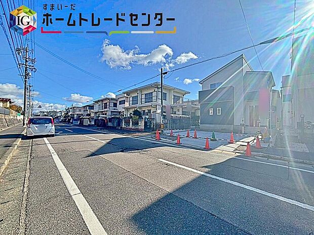 前面道路は閑静な住宅地をはしる車通りの少ない北側約12mの道路。
お車の出し入れが苦手なママや小さなお子様にも安心ですね。
しっかり舗装もされているので、ベビーカ等で通っても快適に通行できます。