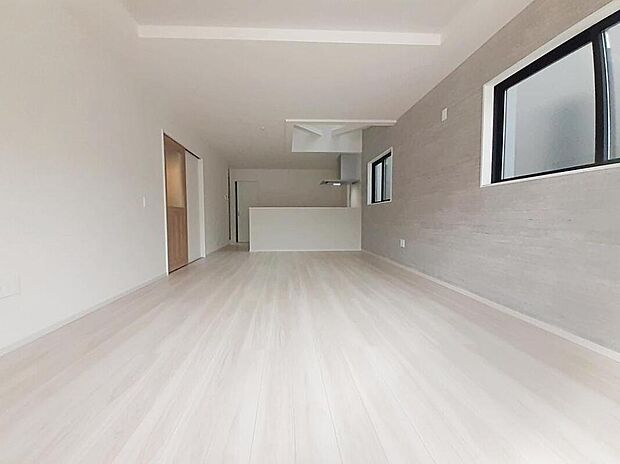 １号棟
陽光ふりそそぐ明るい約２３帖の広々リビング。
対面式キッチンは、家事をしながら家族の様子が一目でわかる安心＆便利設備♪