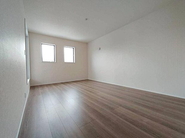 ２号棟
２階全居室に２面採光を施した為、晴れの日の日中はいつも明るい室内に。
窓を開放すれば気持ちの良い風が入り込んできます。