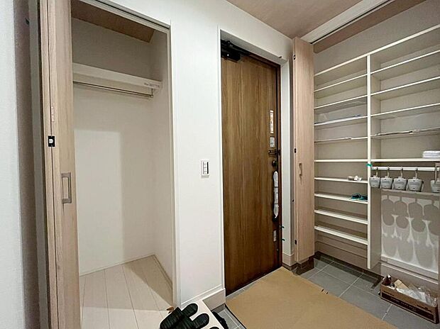 ３号地
明るくて清潔感溢れる玄関。
便利な下駄箱収納＆クローゼット付きです♪
散らかりがちな玄関もすっきりと片付きます。