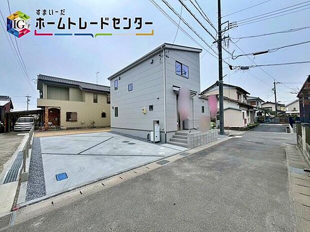 【前面道路含む現地写真】
陽光あふれる明るい住まい☆周辺は静かで落ち着いた住宅街です。カースペースは車種により４台分で、ゆったり駐車できる広さです♪

