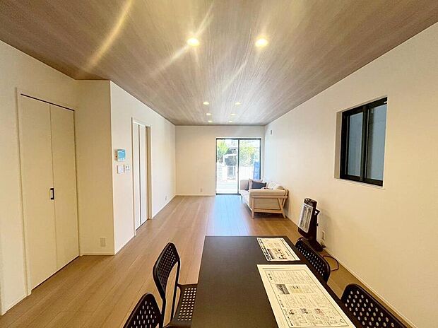 ２号棟
陽光ふりそそぐ１９．４帖の明るいリビング♪
対面式キッチンは、家事をしながら家族の様子が一目でわかる安心＆便利設備♪