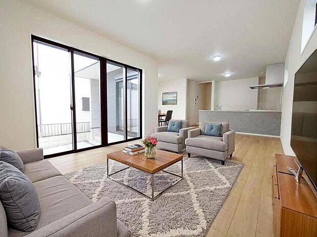 1号棟
陽光差し込む20.2帖のリビング♪
対面式キッチンは、家事をしながら家族の様子が一目でわかる、安心&便利設備♪
※家具をCGで加工しています。家具付き販売ではございません。