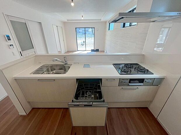 収納力豊富なシステムキッチン。
毎日の洗い物がラクになる便利な食洗機付きです♪
時間を短縮して、家事の時間も確保できます。