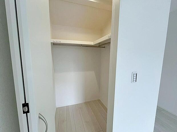 1号棟 ウォークインクローゼット
大きな荷物も収納可能なスペース!
季節ごとの入れ替え不要な嬉しい設備になっています♪
